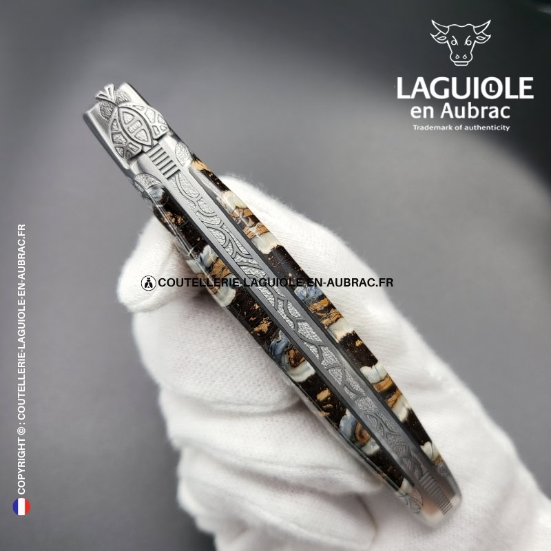 arcades de nuit : couteau laguiole en molaire de mammouth marron – abeille sculptée – ressort et mitres ciselés
