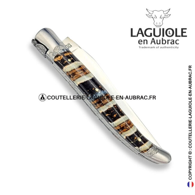 arcades de nuit : couteau laguiole en molaire de mammouth marron – abeille sculptée – ressort et mitres ciselés