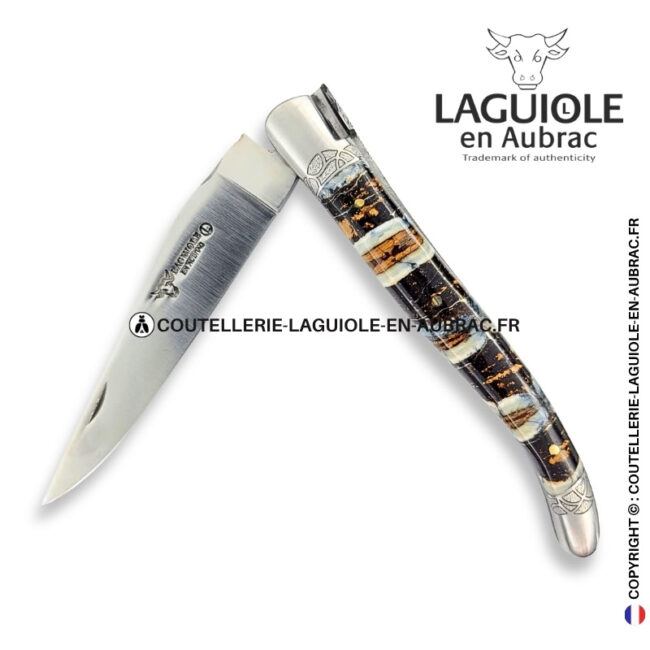 arcades de nuit : couteau laguiole en molaire de mammouth marron – abeille sculptée – ressort et mitres ciselés