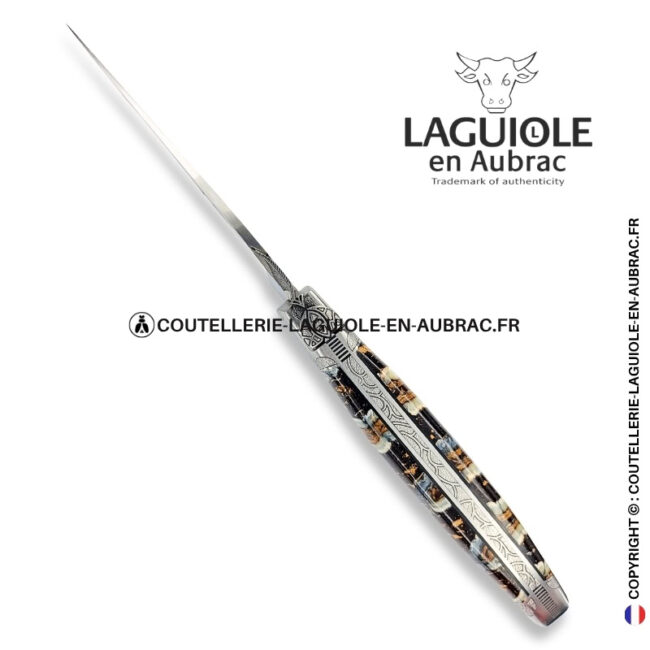 arcades de nuit : couteau laguiole en molaire de mammouth marron – abeille sculptée – ressort et mitres ciselés