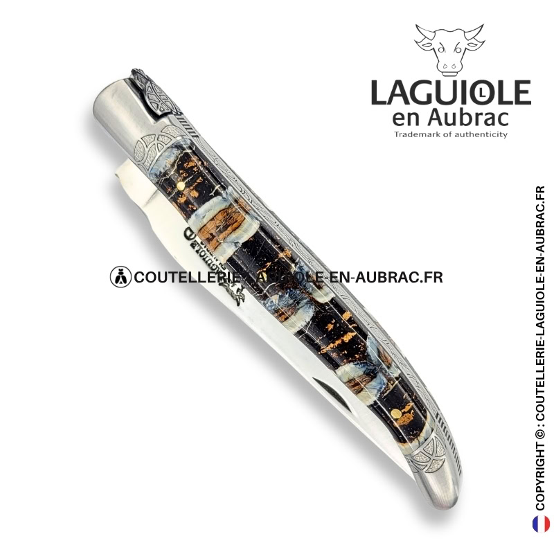 arcades de nuit : couteau laguiole en molaire de mammouth marron – abeille sculptée – ressort et mitres ciselés
