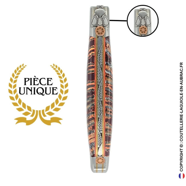 braise des steppes : couteau laguiole en molaire de mammouth rouge – lame damas balbach – abeille ciselée – pins mosaïque