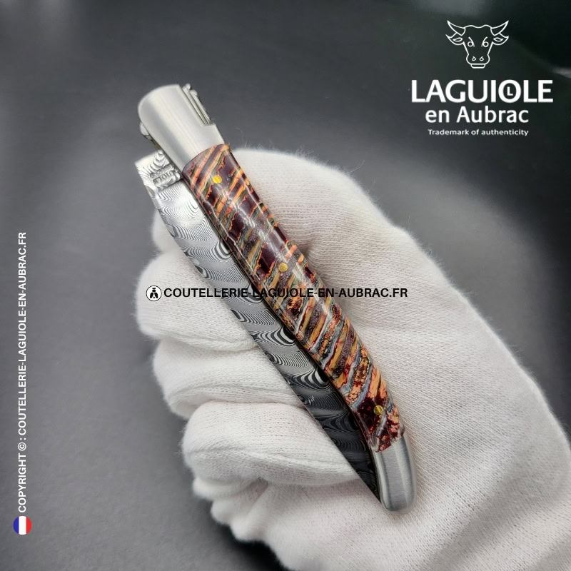 braise des steppes : couteau laguiole en molaire de mammouth rouge – lame damas balbach – abeille ciselée – pins mosaïque