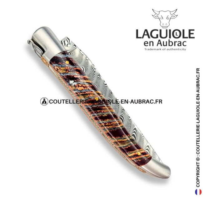 braise des steppes : couteau laguiole en molaire de mammouth rouge – lame damas balbach – abeille ciselée – pins mosaïque