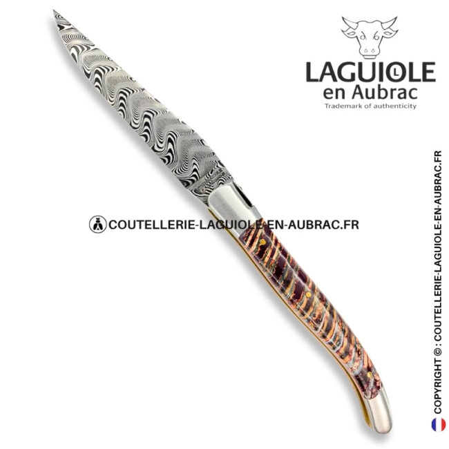 braise des steppes : couteau laguiole en molaire de mammouth rouge – lame damas balbach – abeille ciselée – pins mosaïque