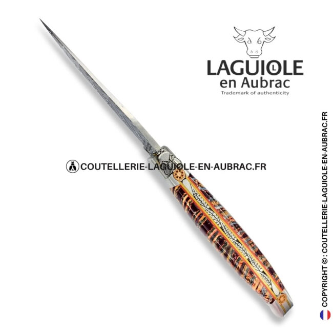 braise des steppes : couteau laguiole en molaire de mammouth rouge – lame damas balbach – abeille ciselée – pins mosaïque