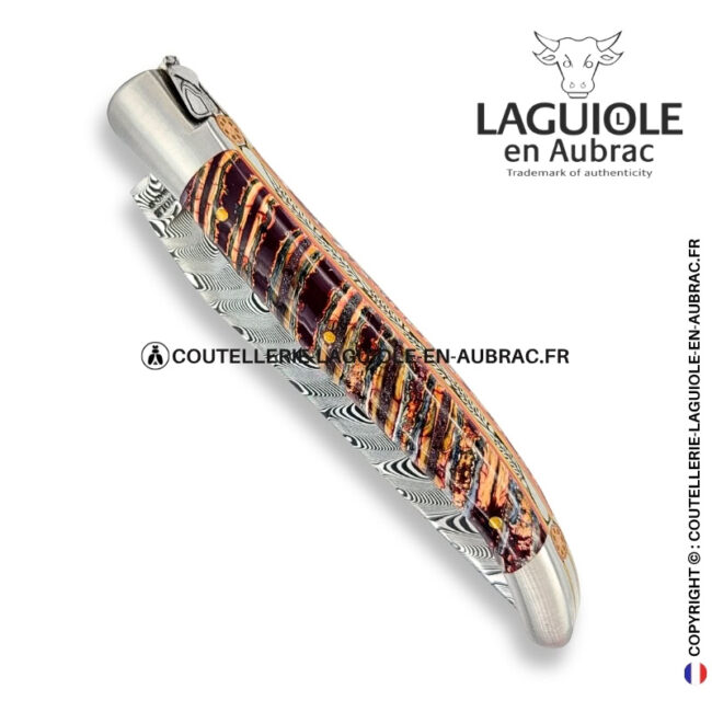 braise des steppes : couteau laguiole en molaire de mammouth rouge – lame damas balbach – abeille ciselée – pins mosaïque
