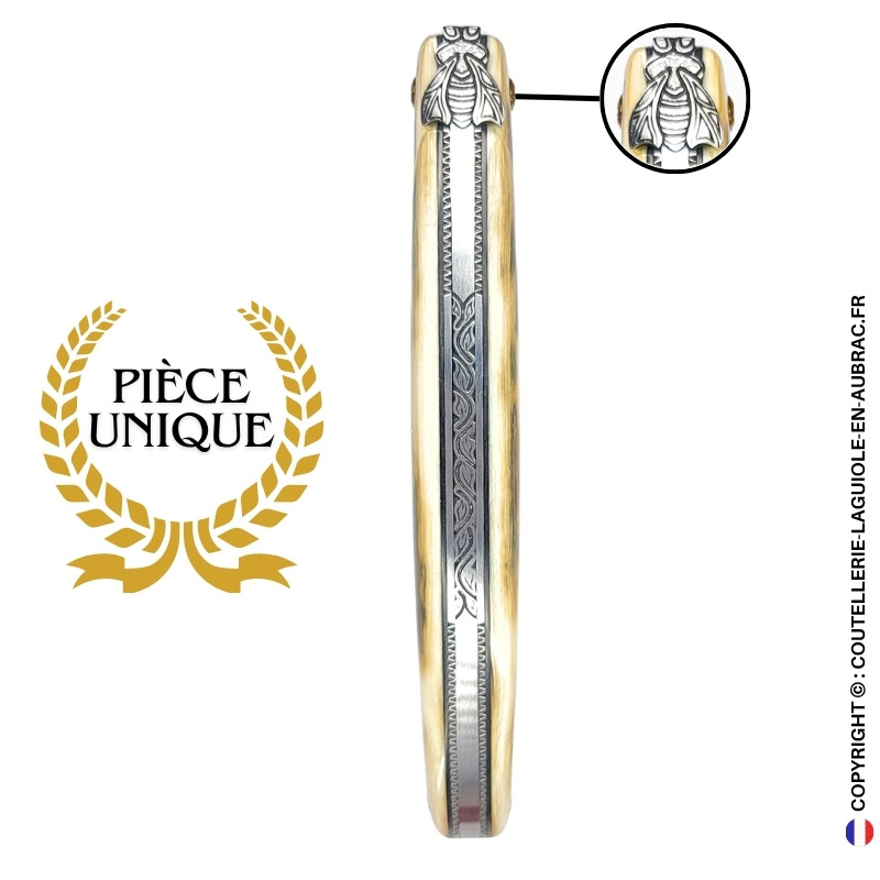 brume glaciaire : couteau laguiole en croûte d'ivoire de mammouth – abeille sculptée – ressort ciselé et platines guillochées