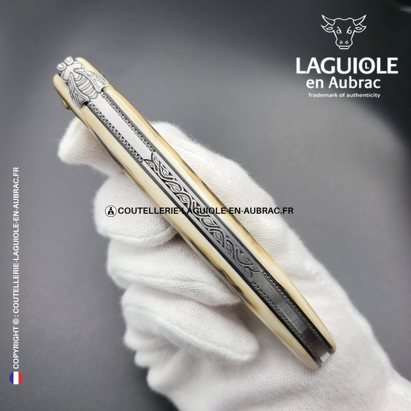 brume glaciaire : couteau laguiole en croûte d'ivoire de mammouth – abeille sculptée – ressort ciselé et platines guillochées