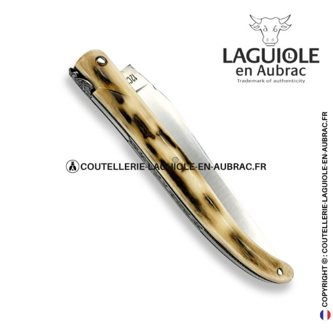 brume glaciaire : couteau laguiole en croûte d'ivoire de mammouth – abeille sculptée – ressort ciselé et platines guillochées