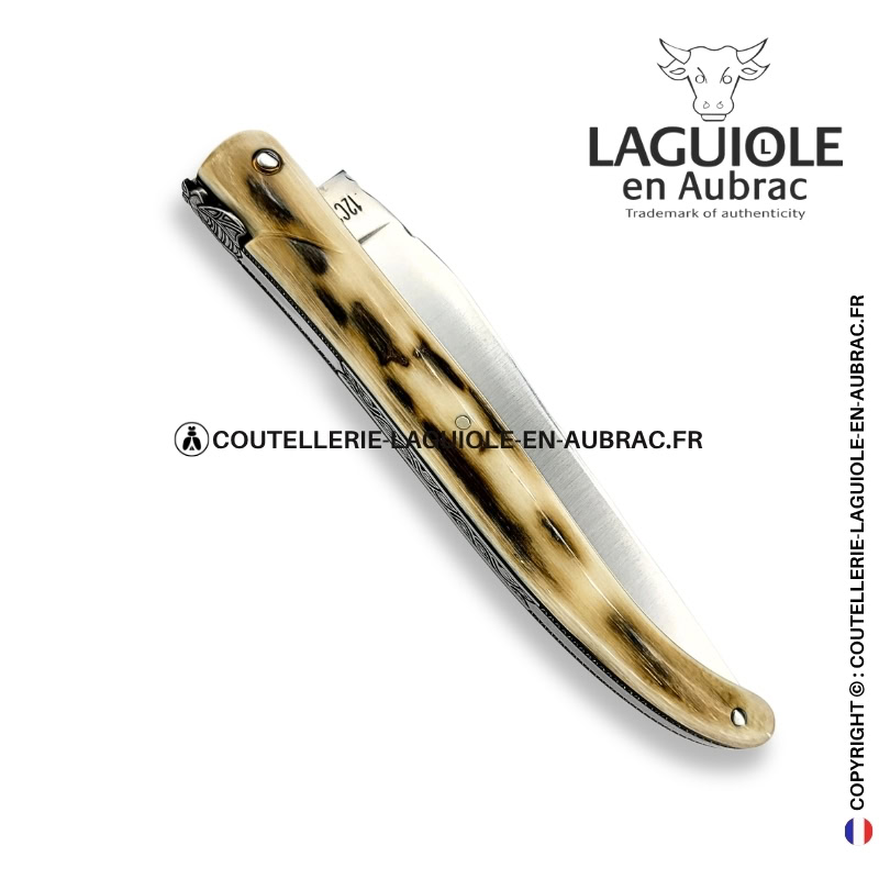 brume glaciaire : couteau laguiole en croûte d'ivoire de mammouth – abeille sculptée – ressort ciselé et platines guillochées