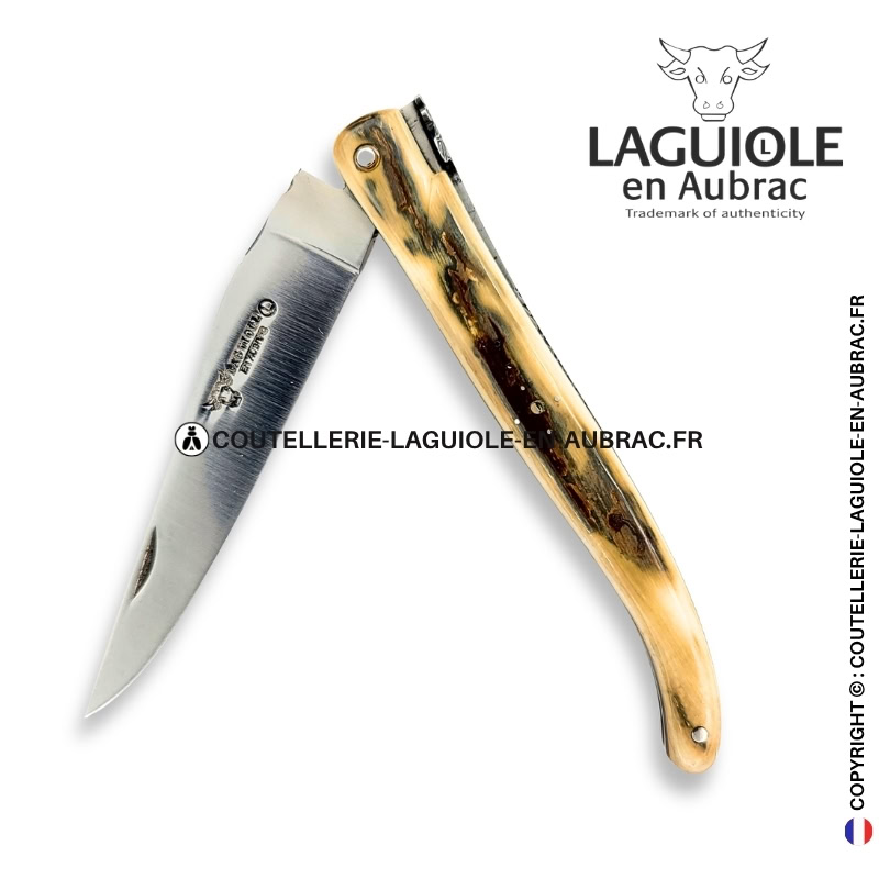 brume glaciaire : couteau laguiole en croûte d'ivoire de mammouth – abeille sculptée – ressort ciselé et platines guillochées