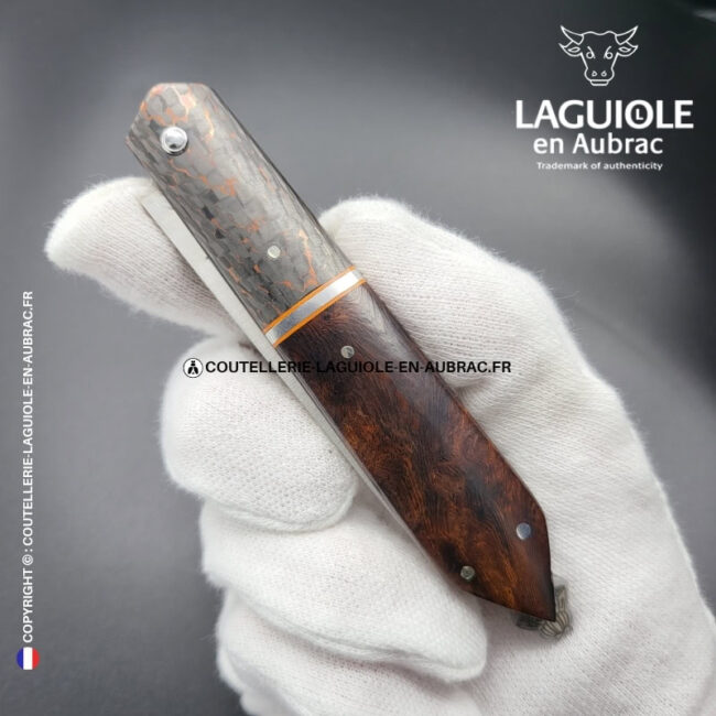 couteau laguiole bee back bi matière en loupe de bois de fer et fibre de carbone cuivrée – ressort ciselé
