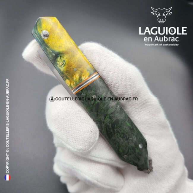 couteau laguiole bee back bi matière en loupe de sureau verte et fibre de carbone – platines guillochées