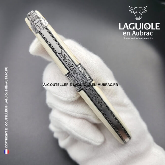 ruche des glaces : couteau laguiole en croûte d'ivoire de mammouth – abeille sculptée – ressort et mitre centrale ciselés
