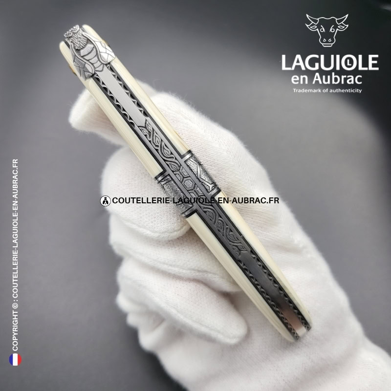 ruche des glaces : couteau laguiole en croûte d'ivoire de mammouth – abeille sculptée – ressort et mitre centrale ciselés