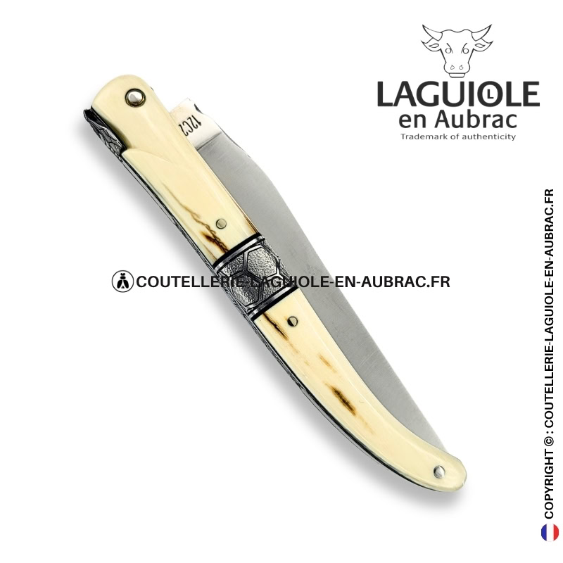 ruche des glaces : couteau laguiole en croûte d'ivoire de mammouth – abeille sculptée – ressort et mitre centrale ciselés