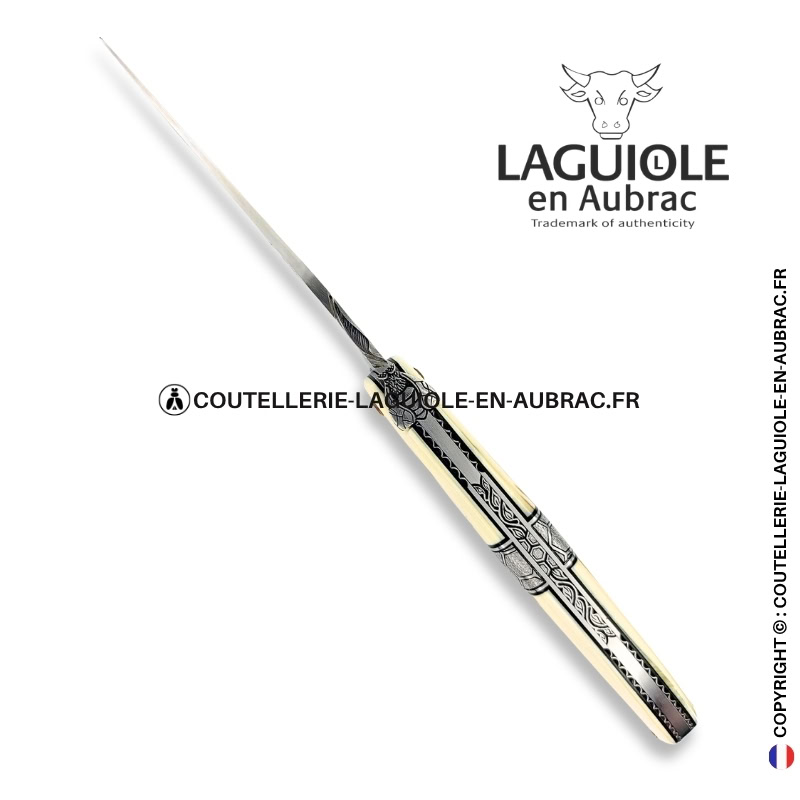 ruche des glaces : couteau laguiole en croûte d'ivoire de mammouth – abeille sculptée – ressort et mitre centrale ciselés