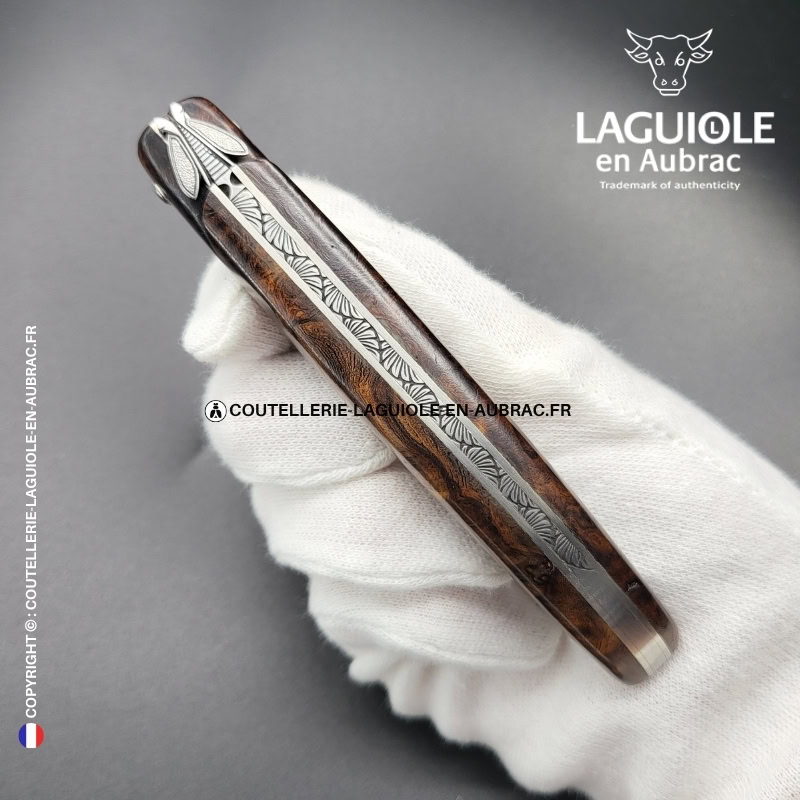 estampe de fougères : couteau laguiole plein manche en loupe de bois de fer – abeille sculptée – ressort ciselé