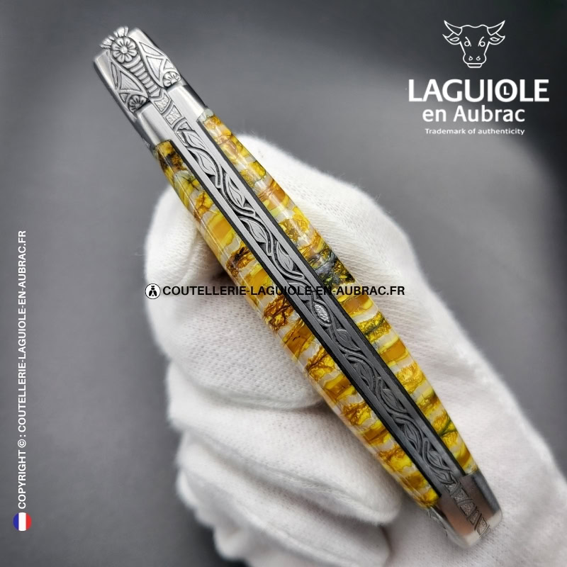fils du soleil : couteau laguiole en molaire de mammouth jaune moutarde – abeille sculptée – ressort et mitres ciselés
