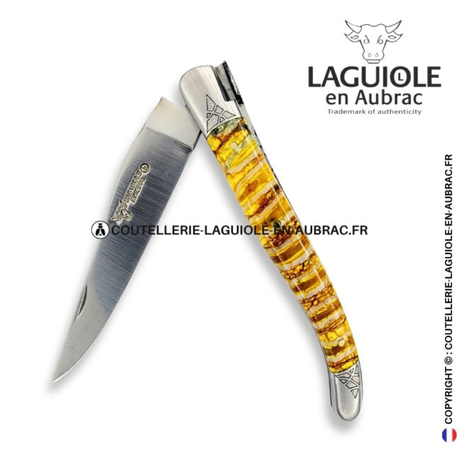 fils du soleil : couteau laguiole en molaire de mammouth jaune moutarde – abeille sculptée – ressort et mitres ciselés
