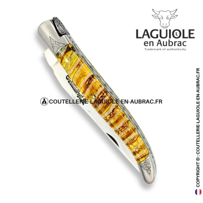 fils du soleil : couteau laguiole en molaire de mammouth jaune moutarde – abeille sculptée – ressort et mitres ciselés