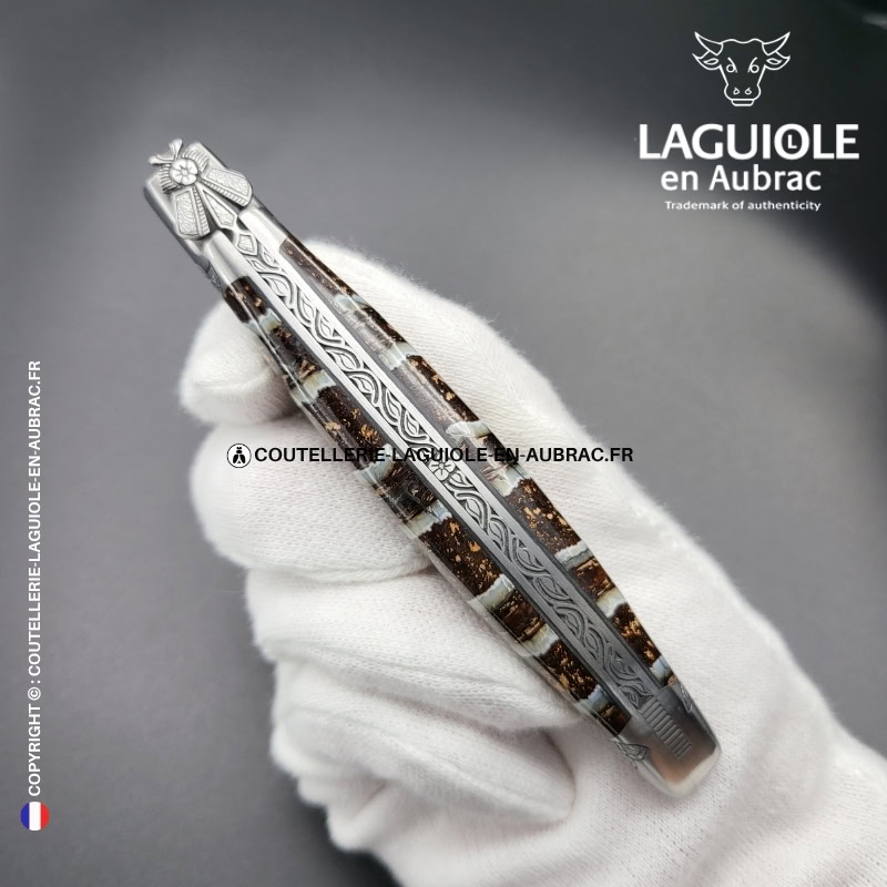 floraison fossile : couteau laguiole en molaire de mammouth – abeille sculptée – ressort et mitres ciselés