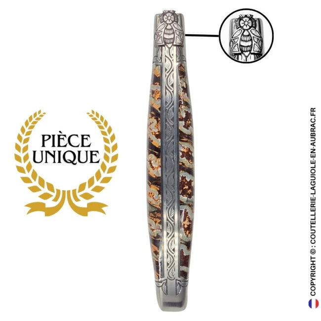 frisson végétal : couteau laguiole en molaire de mammouth marron – abeille sculptée – ressort et mitres ciselés
