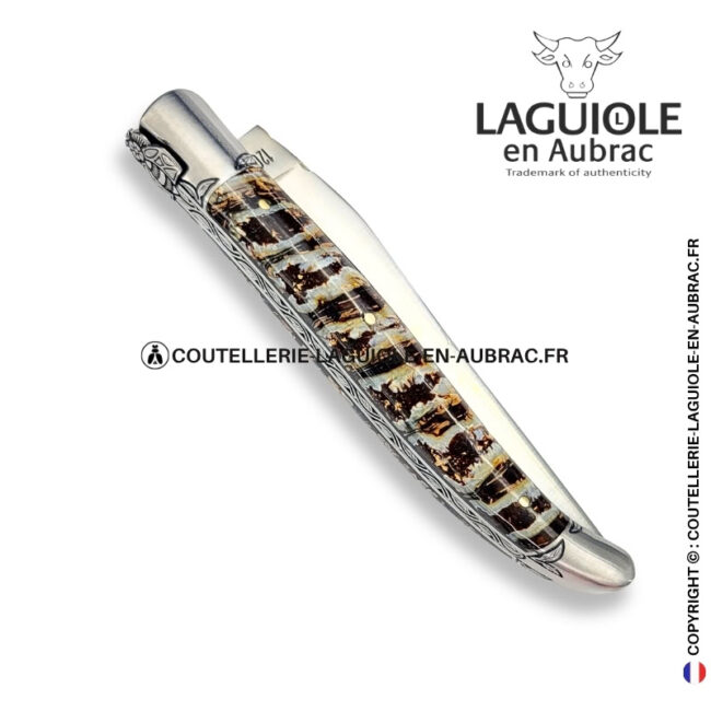 frisson végétal : couteau laguiole en molaire de mammouth marron – abeille sculptée – ressort et mitres ciselés