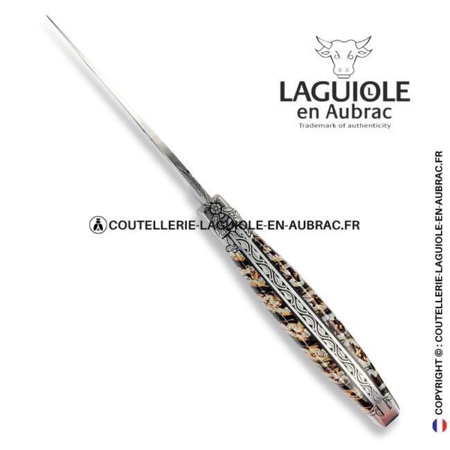 frisson végétal : couteau laguiole en molaire de mammouth marron – abeille sculptée – ressort et mitres ciselés