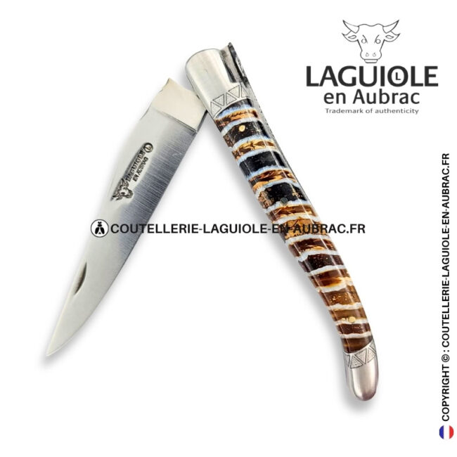 houle fossile : couteau laguiole en molaire de mammouth marron – abeille sculptée – ressort et mitres ciselés