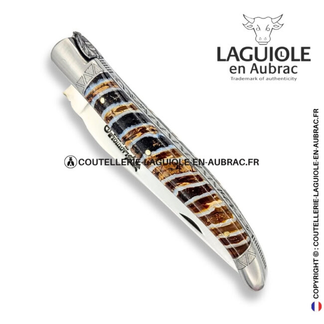 houle fossile : couteau laguiole en molaire de mammouth marron – abeille sculptée – ressort et mitres ciselés