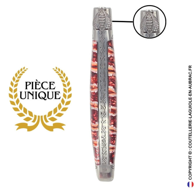 ivresse rouge : couteau laguiole en molaire de mammouth rouge – abeille sculptée – ressort et mitres ciselés