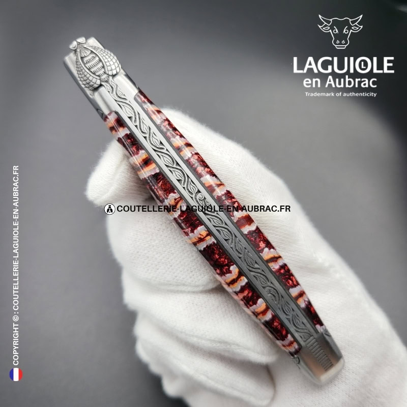 ivresse rouge : couteau laguiole en molaire de mammouth rouge – abeille sculptée – ressort et mitres ciselés