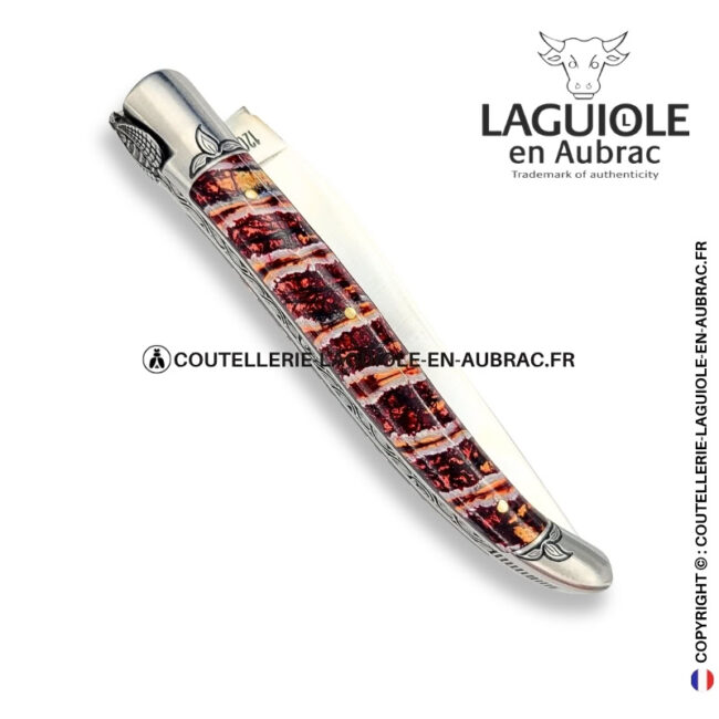 ivresse rouge : couteau laguiole en molaire de mammouth rouge – abeille sculptée – ressort et mitres ciselés