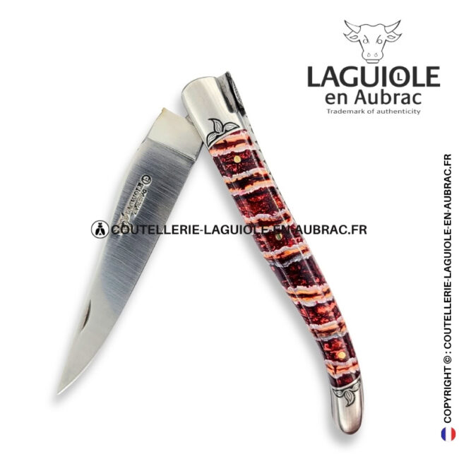 ivresse rouge : couteau laguiole en molaire de mammouth rouge – abeille sculptée – ressort et mitres ciselés