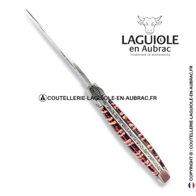 ivresse rouge : couteau laguiole en molaire de mammouth rouge – abeille sculptée – ressort et mitres ciselés