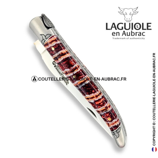 ivresse rouge : couteau laguiole en molaire de mammouth rouge – abeille sculptée – ressort et mitres ciselés