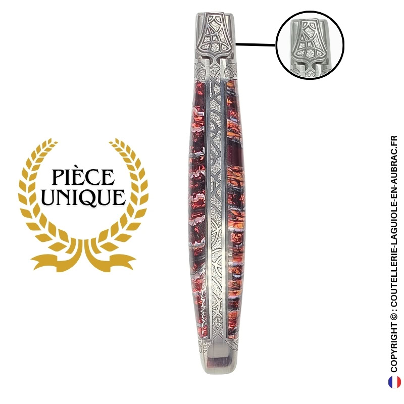 l'abstraite rougeoyante : couteau laguiole en molaire de mammouth rouge – abeille sculptée – ressort et mitres ciselés