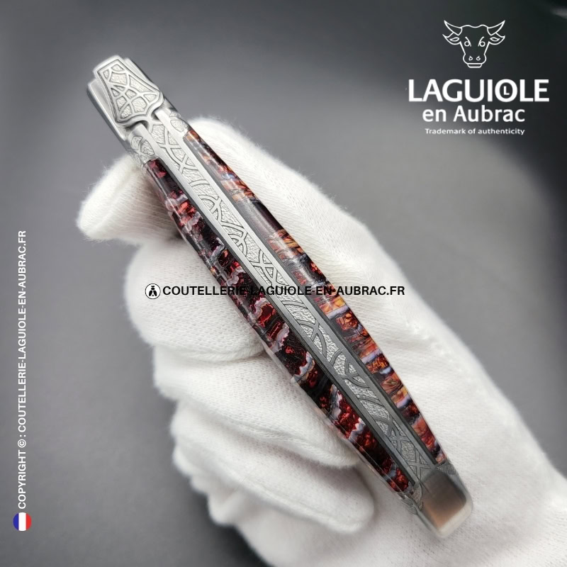 l'abstraite rougeoyante : couteau laguiole en molaire de mammouth rouge – abeille sculptée – ressort et mitres ciselés