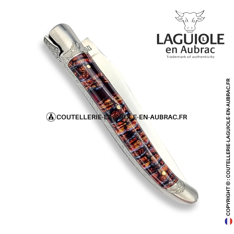 l'abstraite rougeoyante : couteau laguiole en molaire de mammouth rouge – abeille sculptée – ressort et mitres ciselés