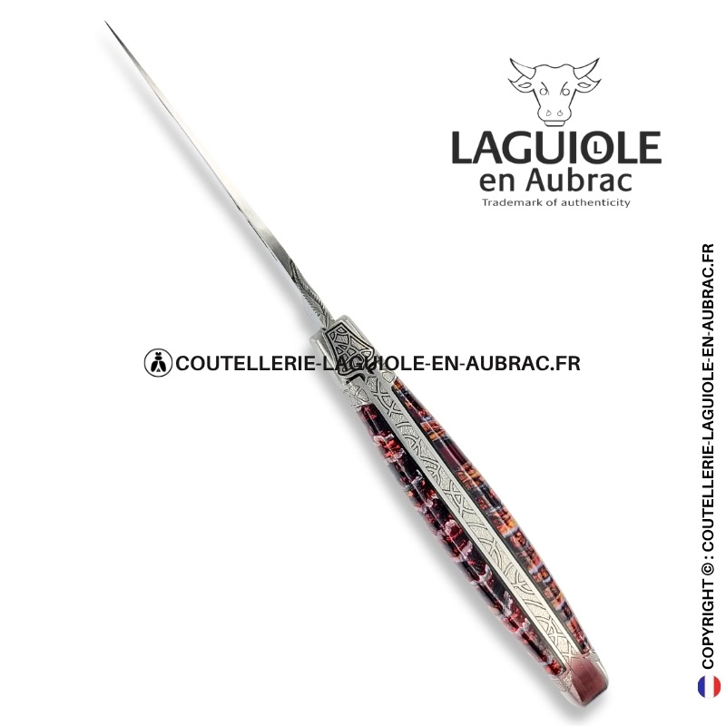 l'abstraite rougeoyante : couteau laguiole en molaire de mammouth rouge – abeille sculptée – ressort et mitres ciselés