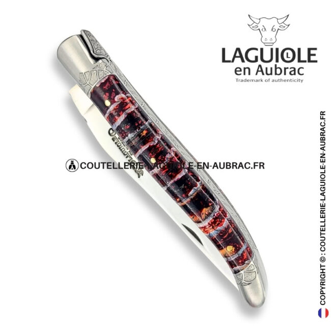 l'abstraite rougeoyante : couteau laguiole en molaire de mammouth rouge – abeille sculptée – ressort et mitres ciselés