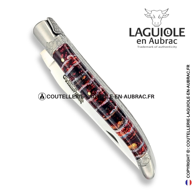 l'abstraite rougeoyante : couteau laguiole en molaire de mammouth rouge – abeille sculptée – ressort et mitres ciselés
