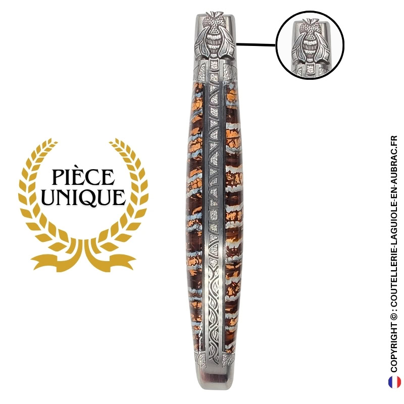 mémoire des strates : couteau laguiole en molaire de mammouth marron – abeille sculptée – ressort et mitres ciselés