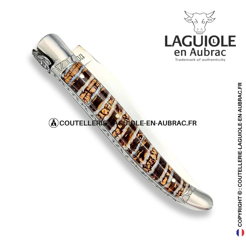 mémoire des strates : couteau laguiole en molaire de mammouth marron – abeille sculptée – ressort et mitres ciselés