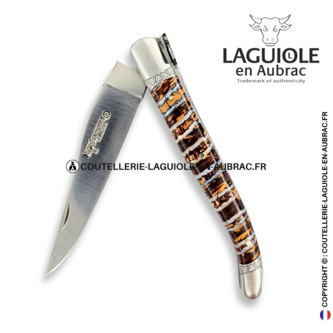 mémoire des strates : couteau laguiole en molaire de mammouth marron – abeille sculptée – ressort et mitres ciselés