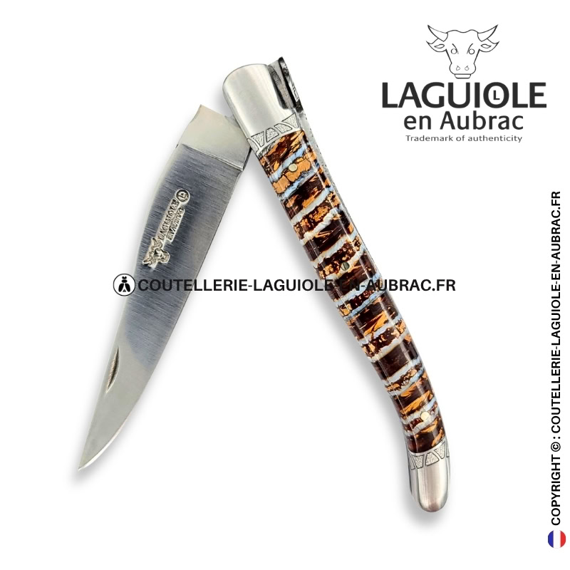 mémoire des strates : couteau laguiole en molaire de mammouth marron – abeille sculptée – ressort et mitres ciselés