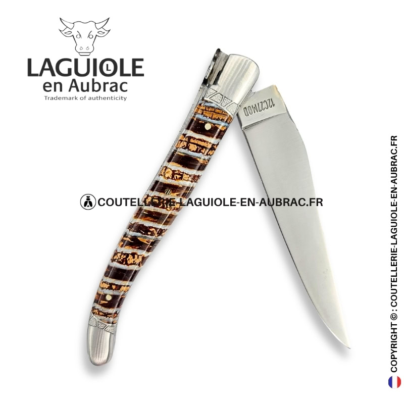 mémoire des strates : couteau laguiole en molaire de mammouth marron – abeille sculptée – ressort et mitres ciselés