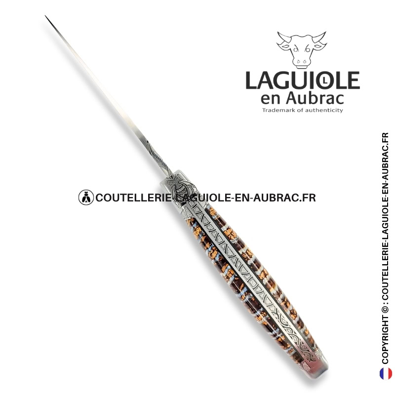 mémoire des strates : couteau laguiole en molaire de mammouth marron – abeille sculptée – ressort et mitres ciselés